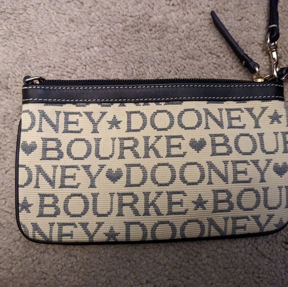 DOONEY & BOURKE large wristlet - Picture 2 of 2